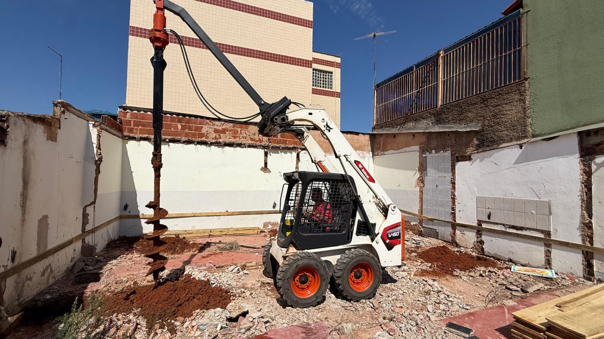 Bobcat com Perfuratriz de Solo em obra em Brasília DF